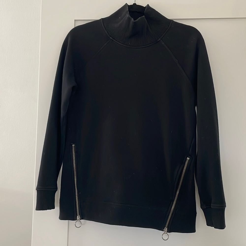 Athleta turtleneck sweatshirt with pockets